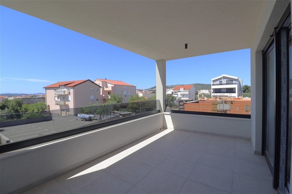 na-prodej-novy-moderni-apartman-se-2-loznicemi-a-velkou-terasou-vodice-chorvatsko