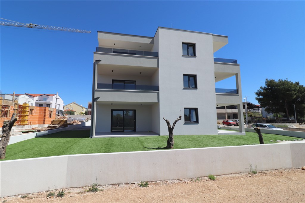na-prodej-novy-moderni-apartman-se-2-loznicemi-a-velkou-terasou-vodice-chorvatsko