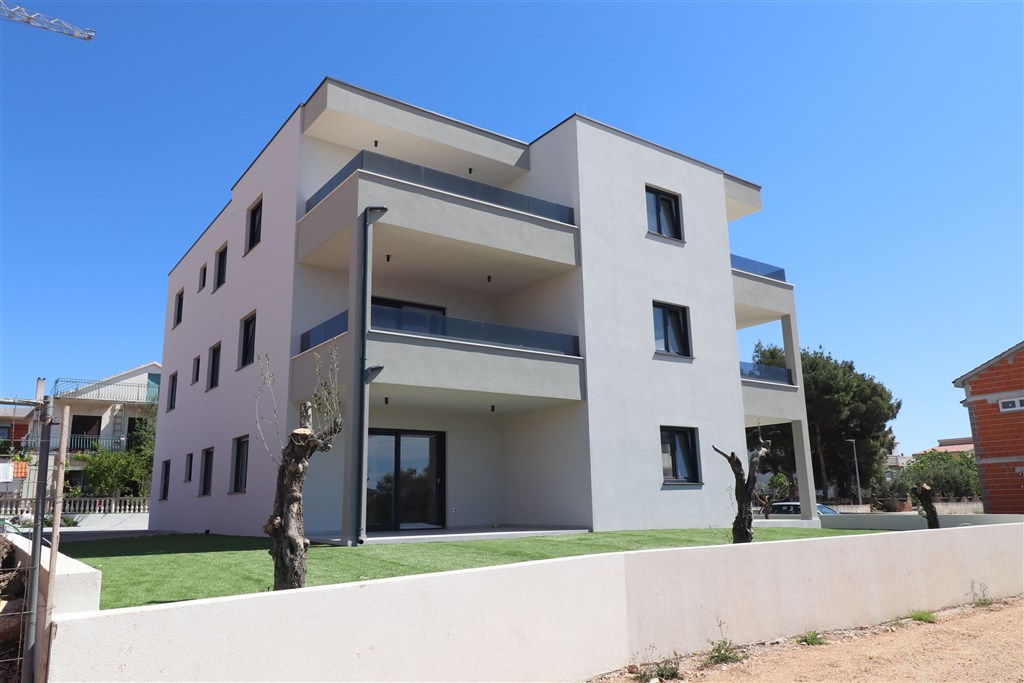 na-prodej-novy-moderni-apartman-se-2-loznicemi-a-velkou-terasou-vodice-chorvatsko