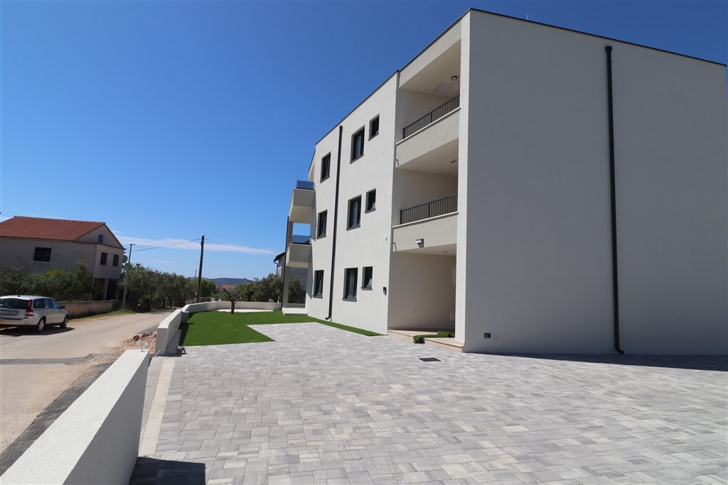 na-prodej-novy-moderni-apartman-se-2-loznicemi-a-velkou-terasou-vodice-chorvatsko