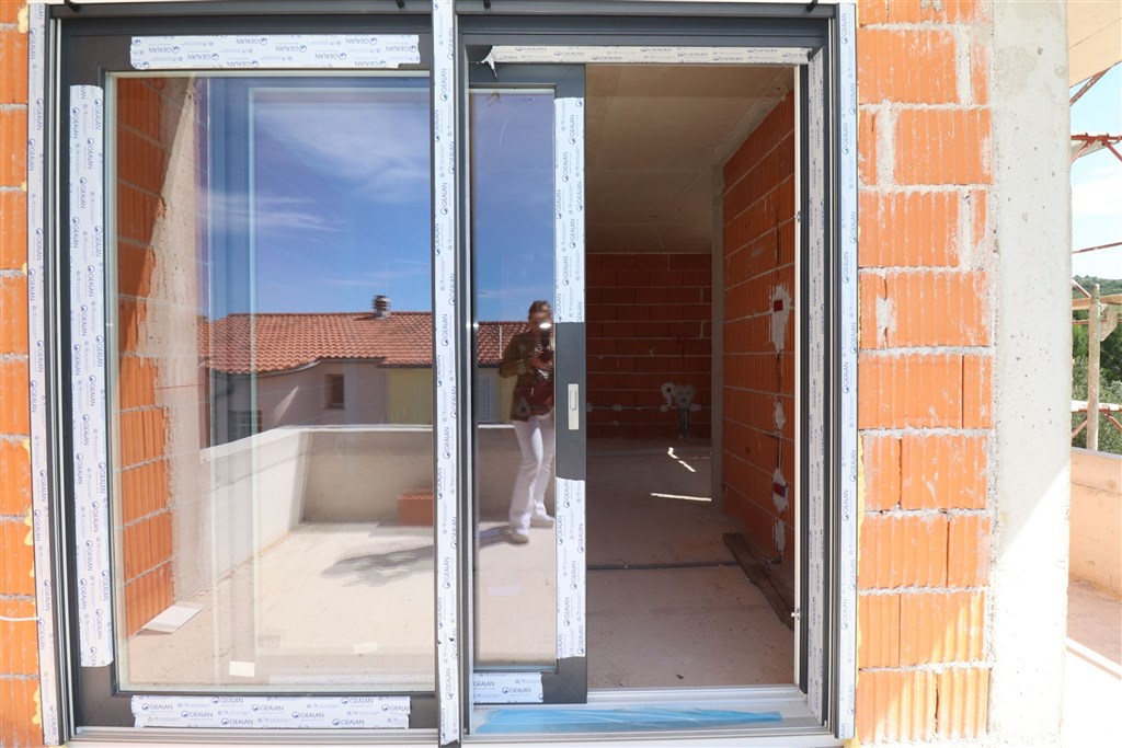 na-prodej-velmi-pekny-novy-apartman-se-dvema-loznicemi-a-stresni-terasou-s-castecnym-vyhledem-na-more-tribunj-sovlje-chorvatsko