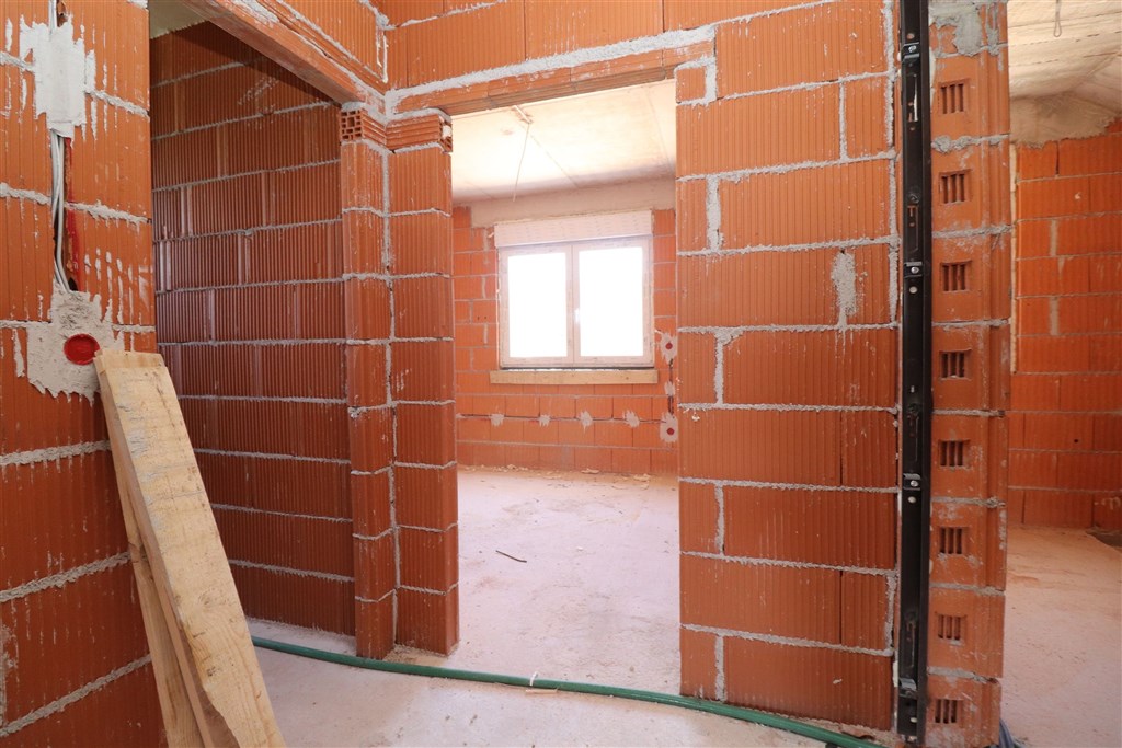 na-prodej-velmi-pekny-novy-apartman-se-dvema-loznicemi-a-stresni-terasou-s-castecnym-vyhledem-na-more-tribunj-sovlje-chorvatsko