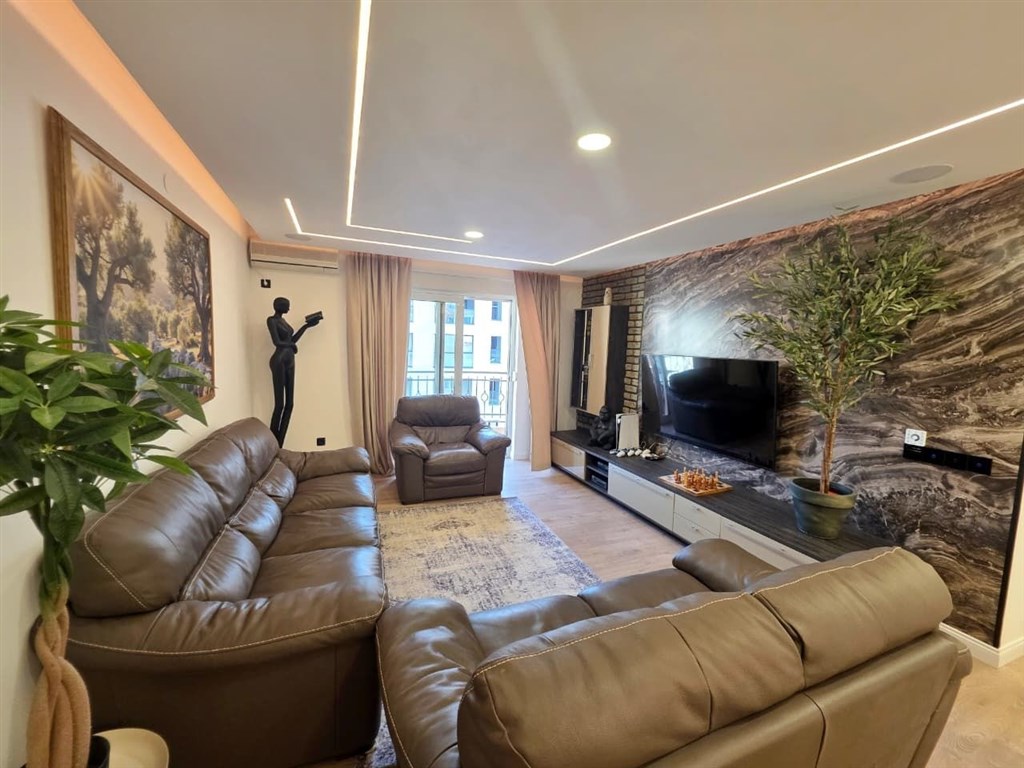na-prodej-luxusni-apartman-se-3-loznicemi-a-soukromou-saunou-300-m-od-more-v-becici-cerna-hora