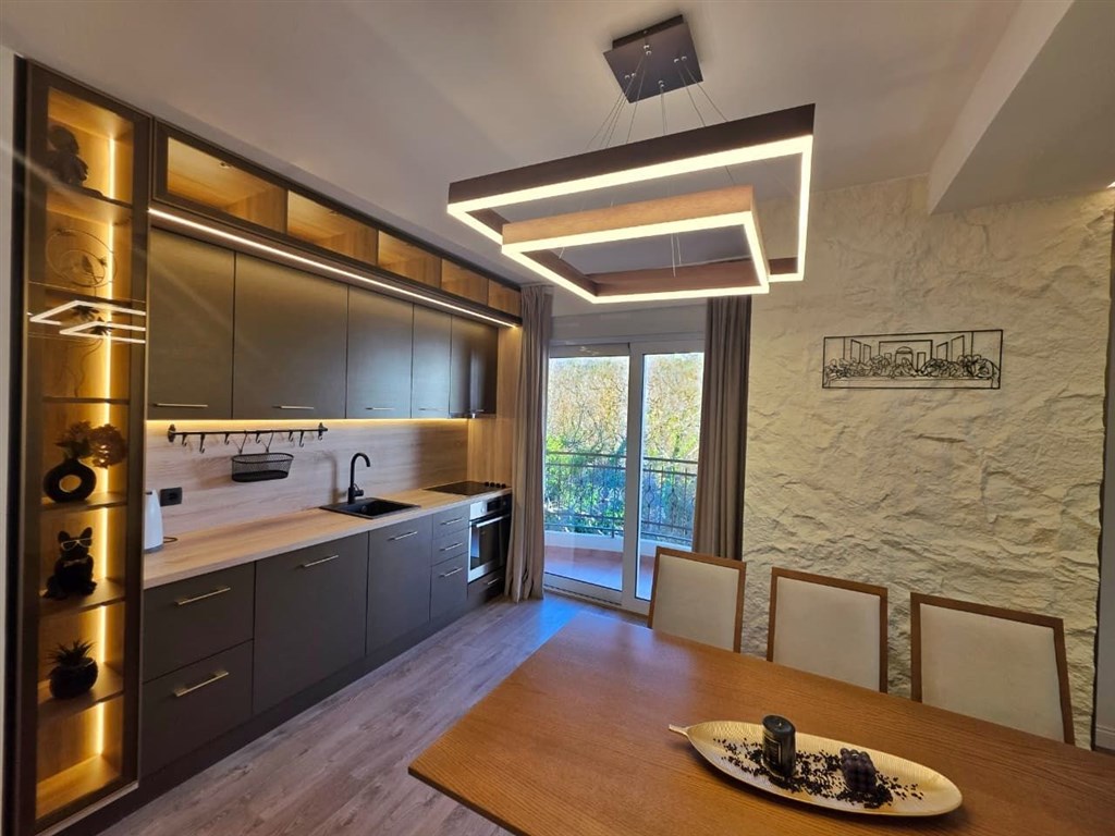 na-prodej-luxusni-apartman-se-3-loznicemi-a-soukromou-saunou-300-m-od-more-v-becici-cerna-hora