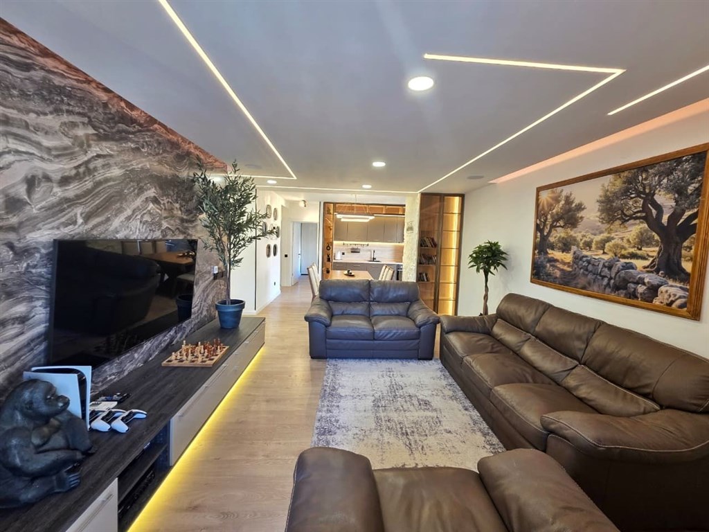 na-prodej-luxusni-apartman-se-3-loznicemi-a-soukromou-saunou-300-m-od-more-v-becici-cerna-hora