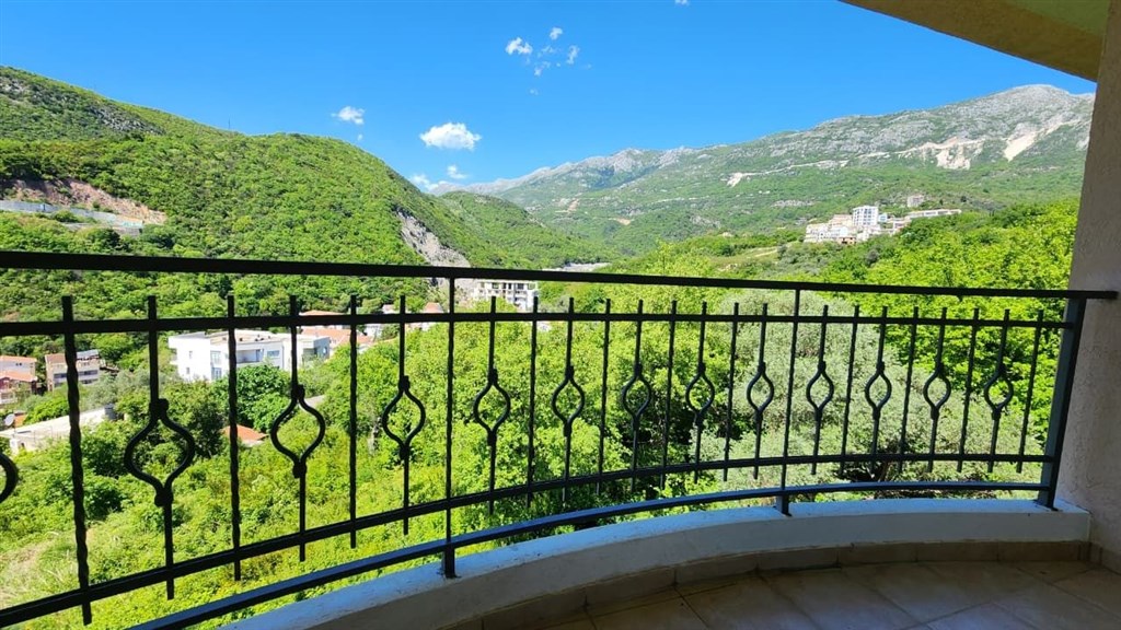 na-prodej-luxusni-apartman-se-3-loznicemi-a-soukromou-saunou-300-m-od-more-v-becici-cerna-hora