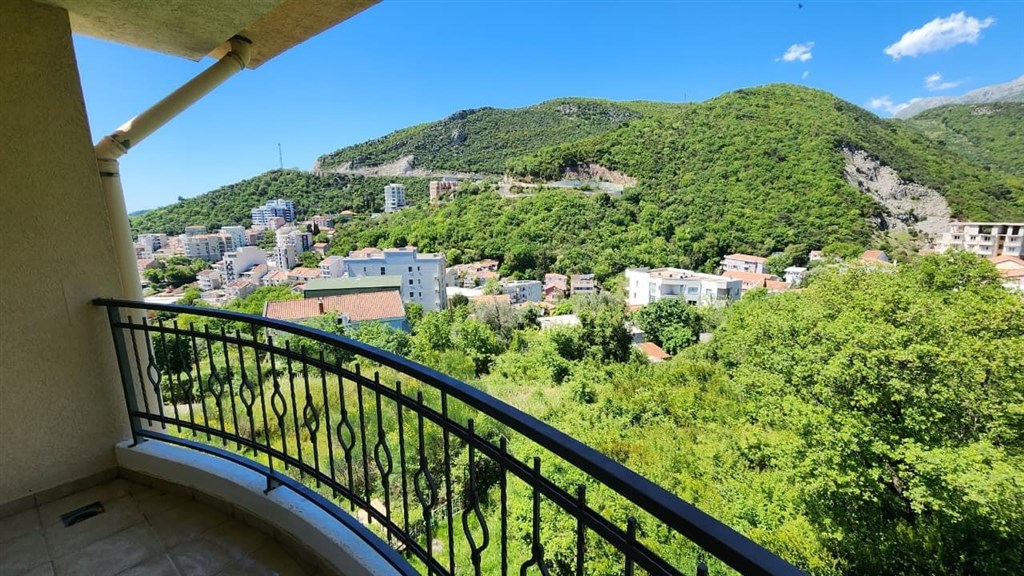 na-prodej-luxusni-apartman-se-3-loznicemi-a-soukromou-saunou-300-m-od-more-v-becici-cerna-hora