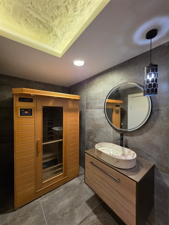 na-prodej-luxusni-apartman-se-3-loznicemi-a-soukromou-saunou-300-m-od-more-v-becici-cerna-hora