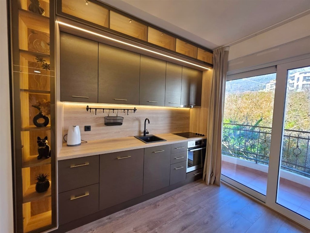 na-prodej-luxusni-apartman-se-3-loznicemi-a-soukromou-saunou-300-m-od-more-v-becici-cerna-hora