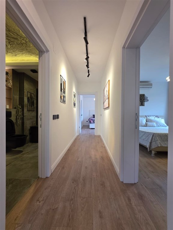 na-prodej-luxusni-apartman-se-3-loznicemi-a-soukromou-saunou-300-m-od-more-v-becici-cerna-hora