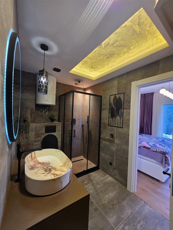 na-prodej-luxusni-apartman-se-3-loznicemi-a-soukromou-saunou-300-m-od-more-v-becici-cerna-hora
