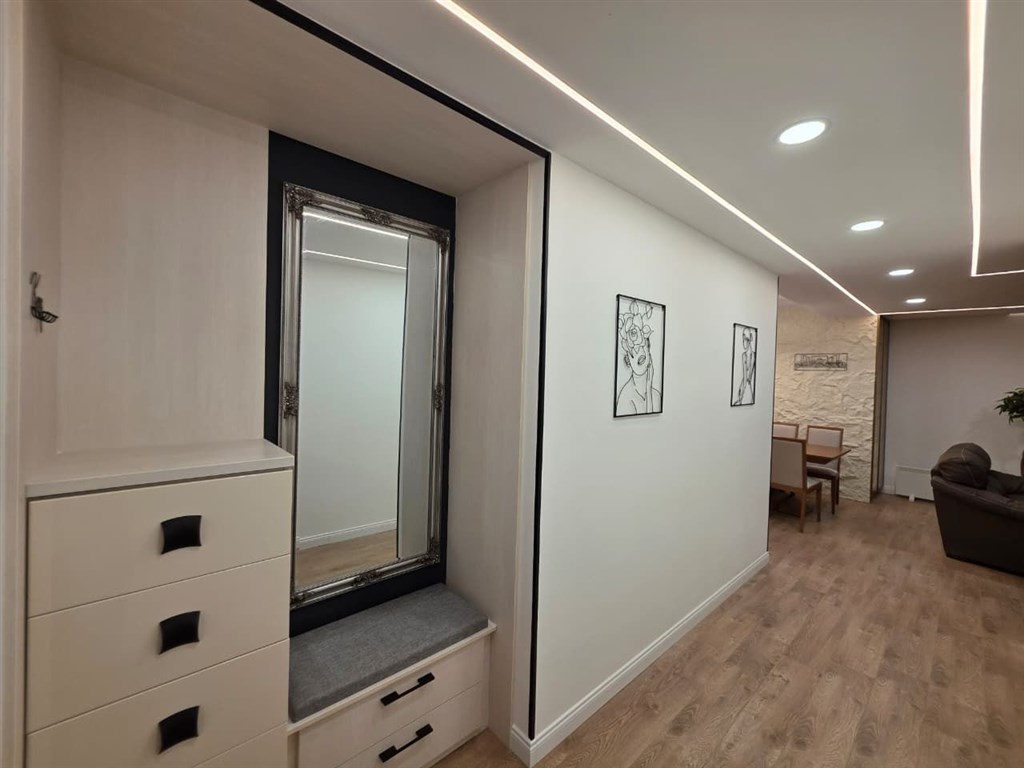 na-prodej-luxusni-apartman-se-3-loznicemi-a-soukromou-saunou-300-m-od-more-v-becici-cerna-hora