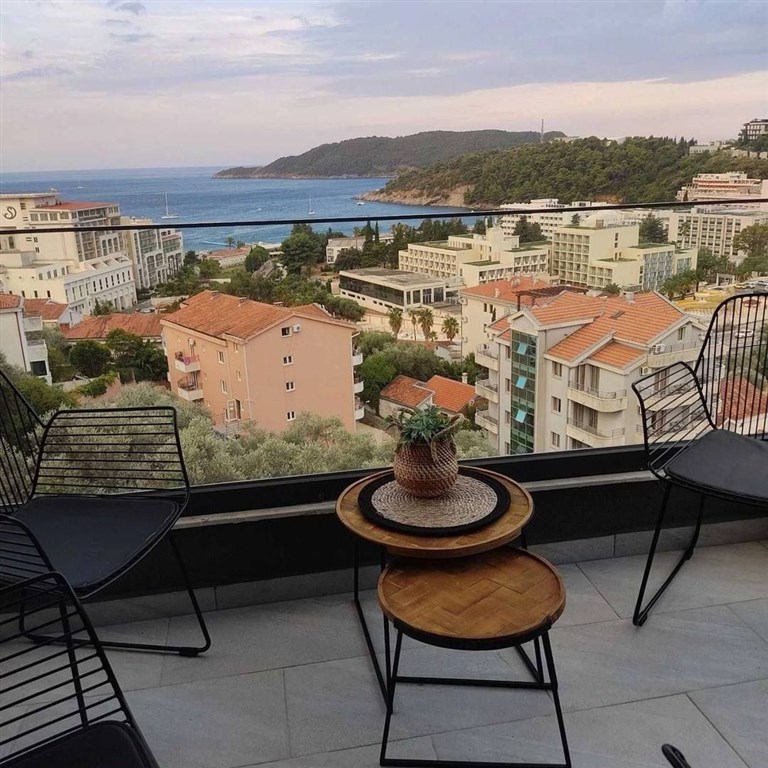 na-prodej-tri-loznicovy-apartman-v-novostavbe-s-vyhledem-na-more-v-becici-cerna-hora