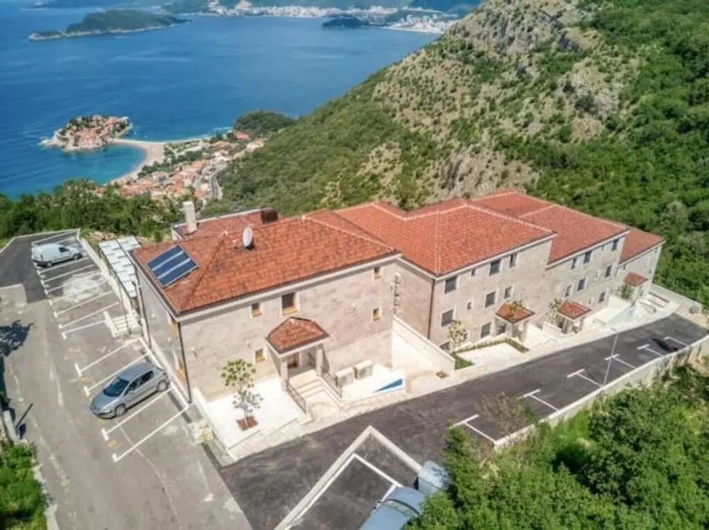 na-prodej-prostorny-apartman-4-kk-s-terasou-a-panoramatickymi-vyhledy-v-budve-sveti-stefan-cerna-hora