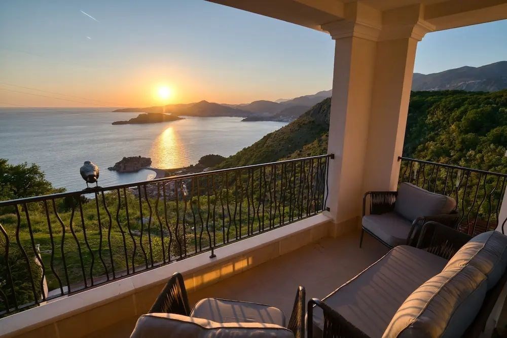 na-prodej-prostorny-apartman-4-kk-s-terasou-a-panoramatickymi-vyhledy-v-budve-sveti-stefan-cerna-hora