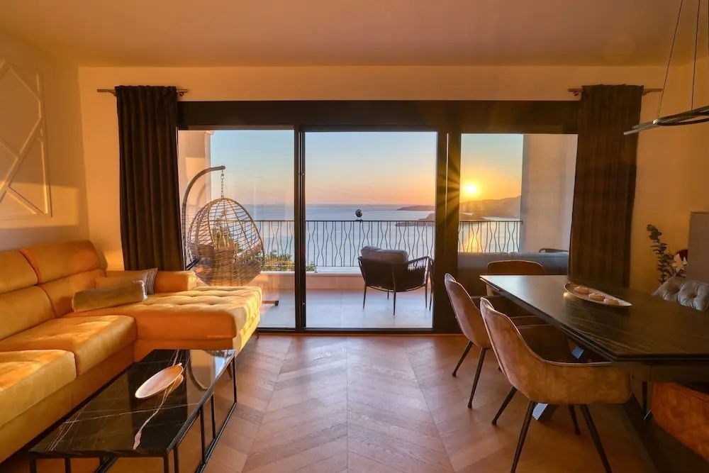 na-prodej-prostorny-apartman-4-kk-s-terasou-a-panoramatickymi-vyhledy-v-budve-sveti-stefan-cerna-hora