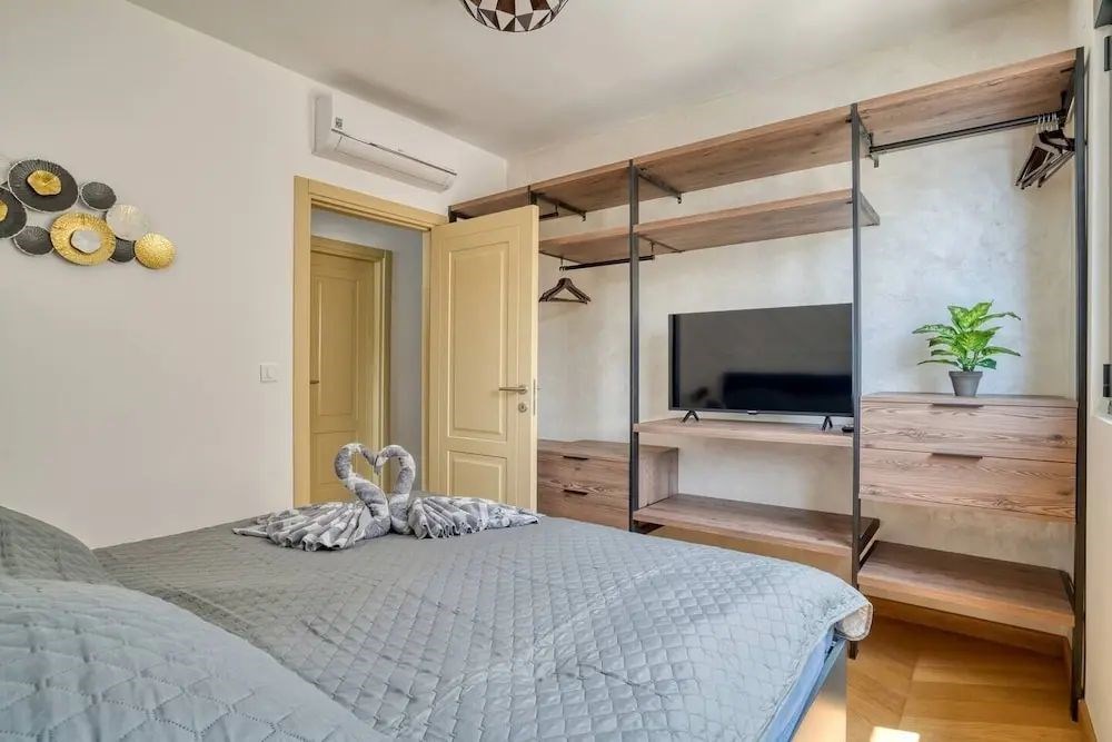 na-prodej-prostorny-apartman-4-kk-s-terasou-a-panoramatickymi-vyhledy-v-budve-sveti-stefan-cerna-hora
