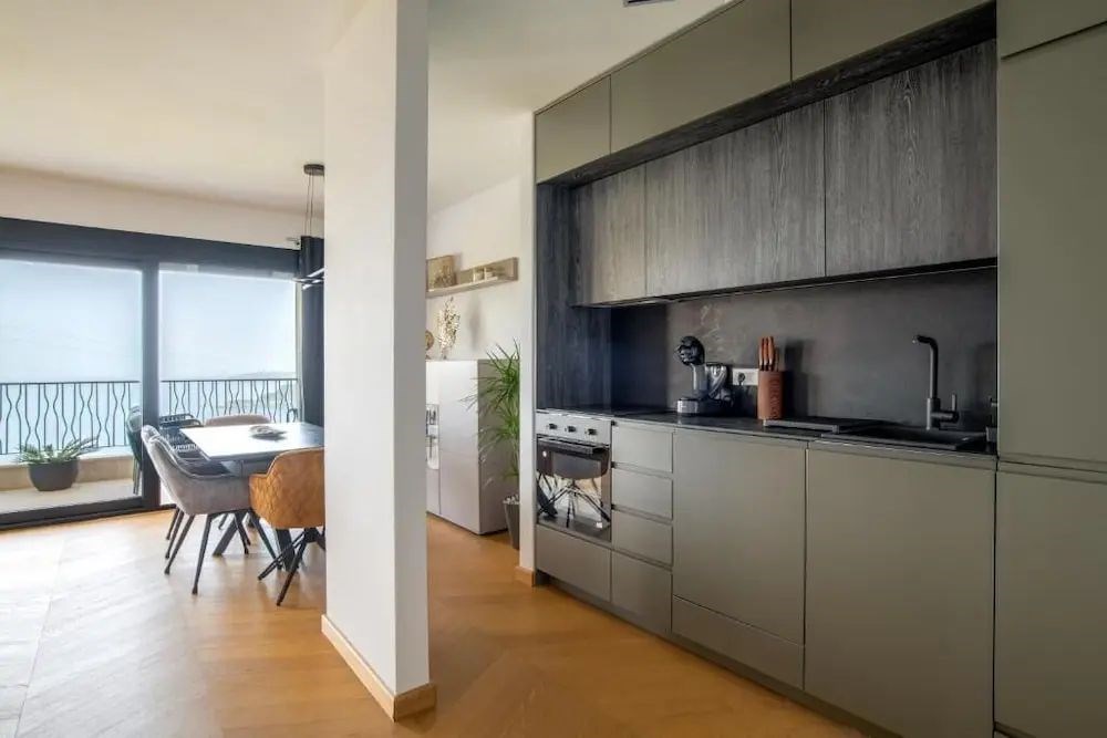 na-prodej-prostorny-apartman-4-kk-s-terasou-a-panoramatickymi-vyhledy-v-budve-sveti-stefan-cerna-hora
