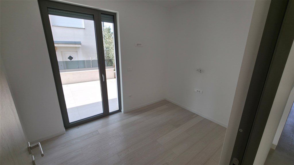na-prodej-exkluzivni-apartman-se-tremi-loznicemi-a-predzahradkou-v-blizkosti-more-zadarborik-chorvatsko