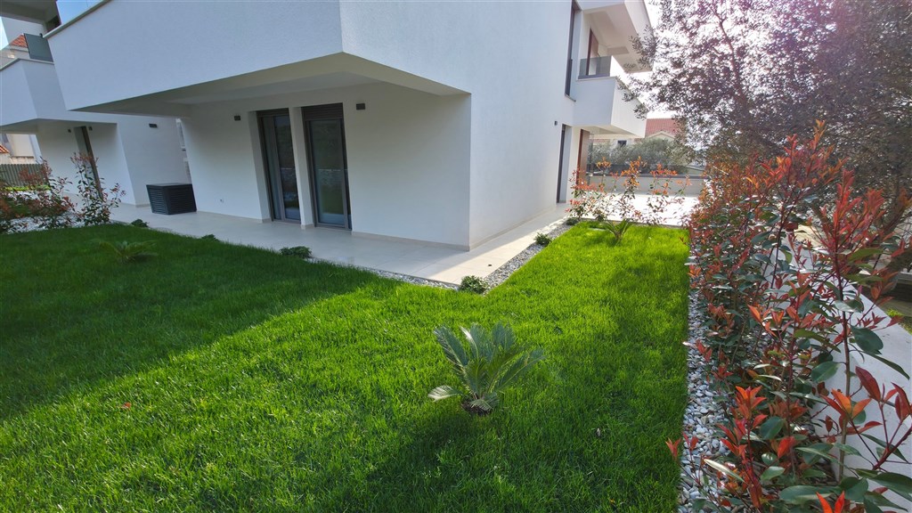 na-prodej-exkluzivni-apartman-se-tremi-loznicemi-a-predzahradkou-v-blizkosti-more-zadarborik-chorvatsko