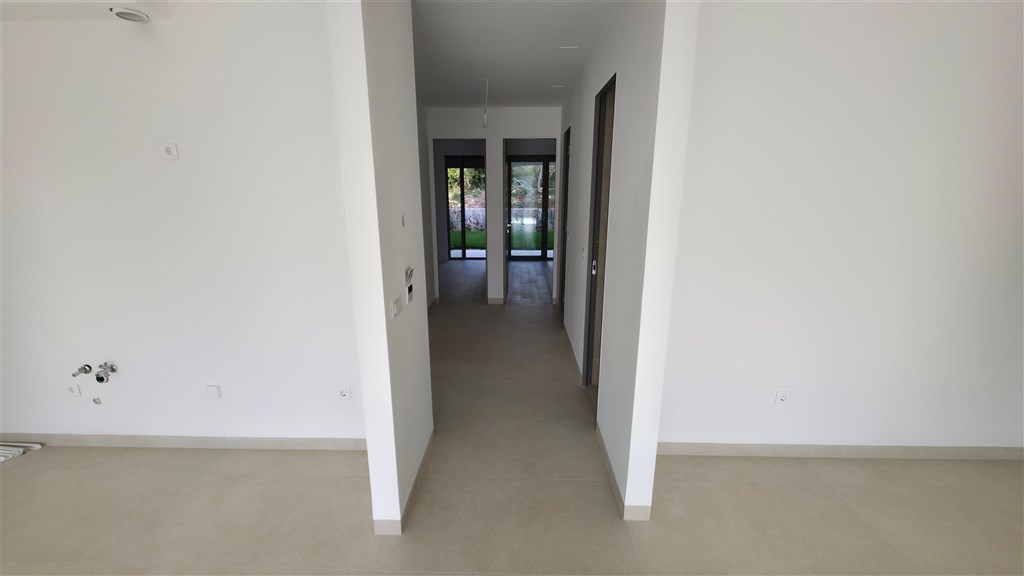na-prodej-exkluzivni-apartman-se-tremi-loznicemi-a-predzahradkou-v-blizkosti-more-zadarborik-chorvatsko