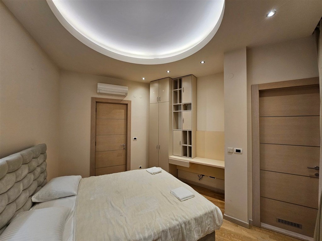 na-prodej-prostorny-dvouloznicovy-apartman-450-od-plaze-v-budve-cerna-hora