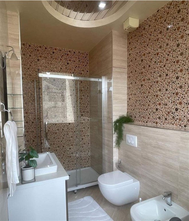 na-prodej-prostorny-dvouloznicovy-apartman-450-od-plaze-v-budve-cerna-hora