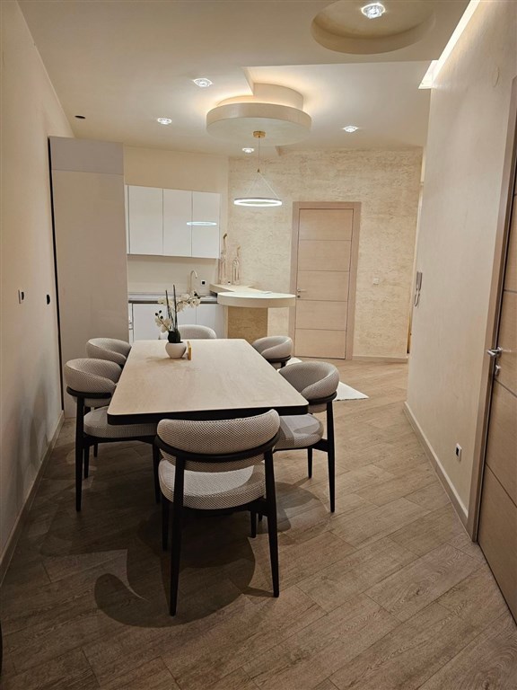 na-prodej-prostorny-dvouloznicovy-apartman-450-od-plaze-v-budve-cerna-hora