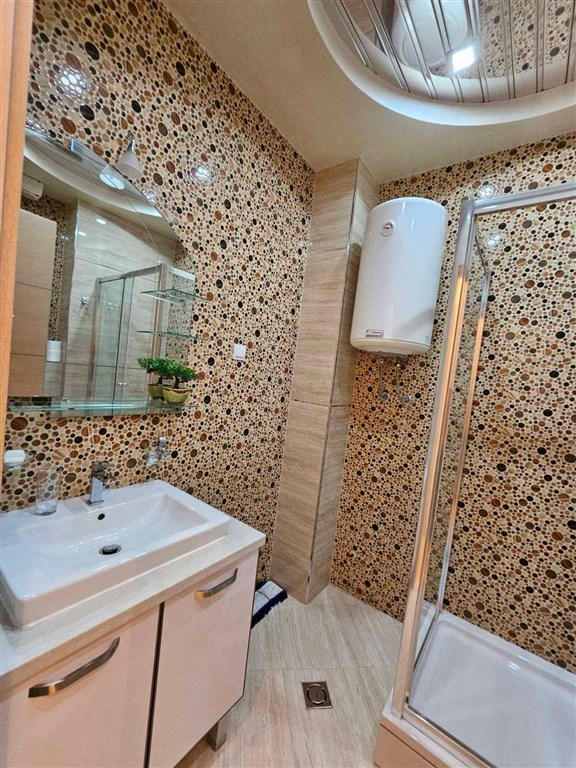na-prodej-prostorny-dvouloznicovy-apartman-450-od-plaze-v-budve-cerna-hora