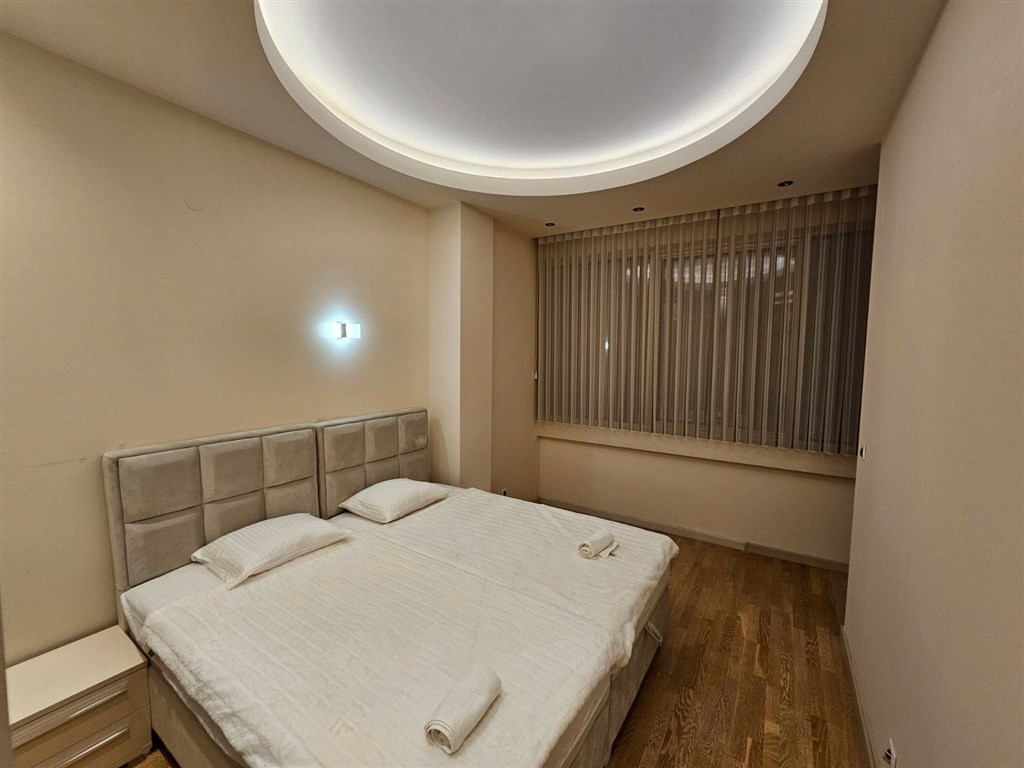 na-prodej-prostorny-dvouloznicovy-apartman-450-od-plaze-v-budve-cerna-hora