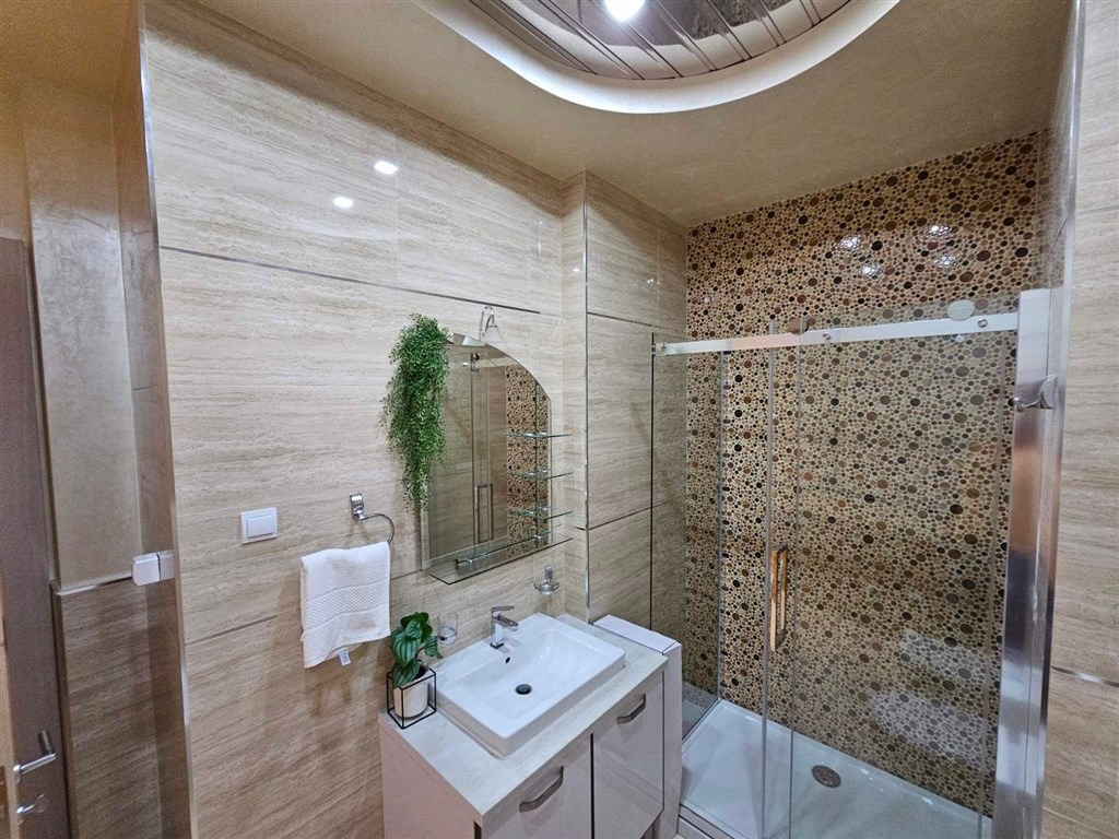 na-prodej-prostorny-dvouloznicovy-apartman-450-od-plaze-v-budve-cerna-hora
