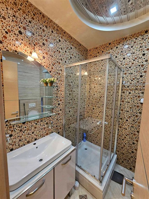 na-prodej-prostorny-dvouloznicovy-apartman-450-od-plaze-v-budve-cerna-hora