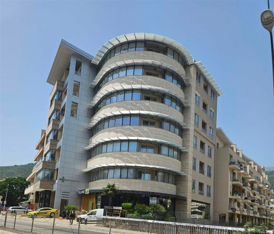 na-prodej-prostorny-dvouloznicovy-apartman-450-od-plaze-v-budve-cerna-hora