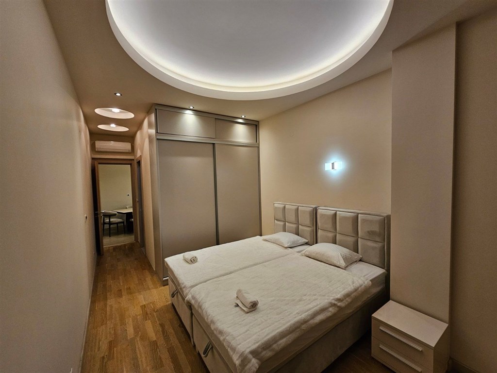 na-prodej-prostorny-dvouloznicovy-apartman-450-od-plaze-v-budve-cerna-hora