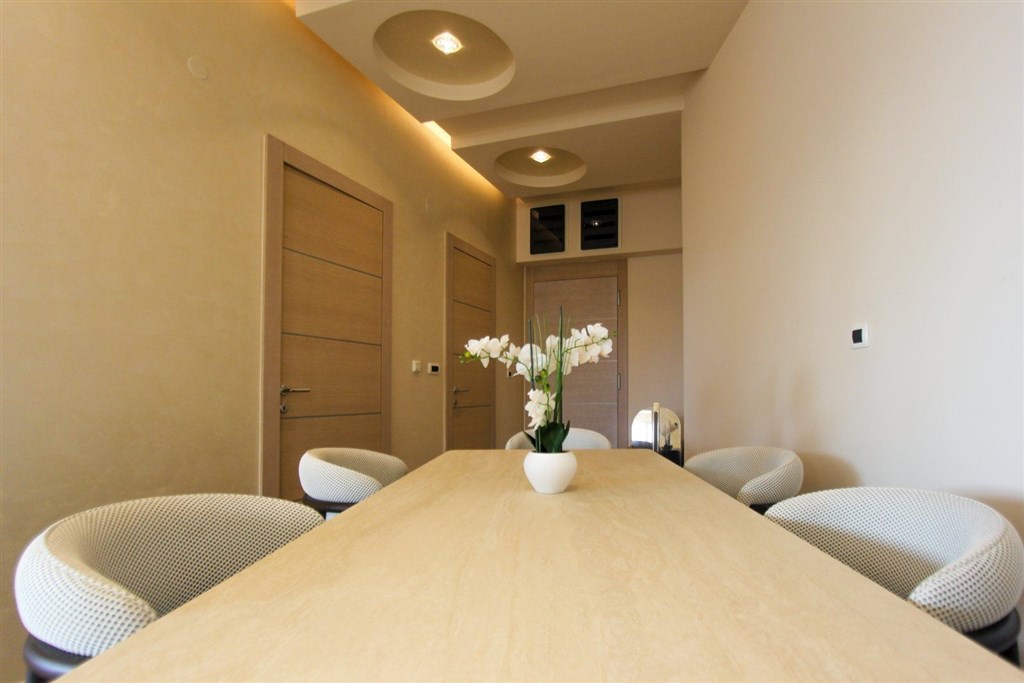na-prodej-prostorny-dvouloznicovy-apartman-450-od-plaze-v-budve-cerna-hora