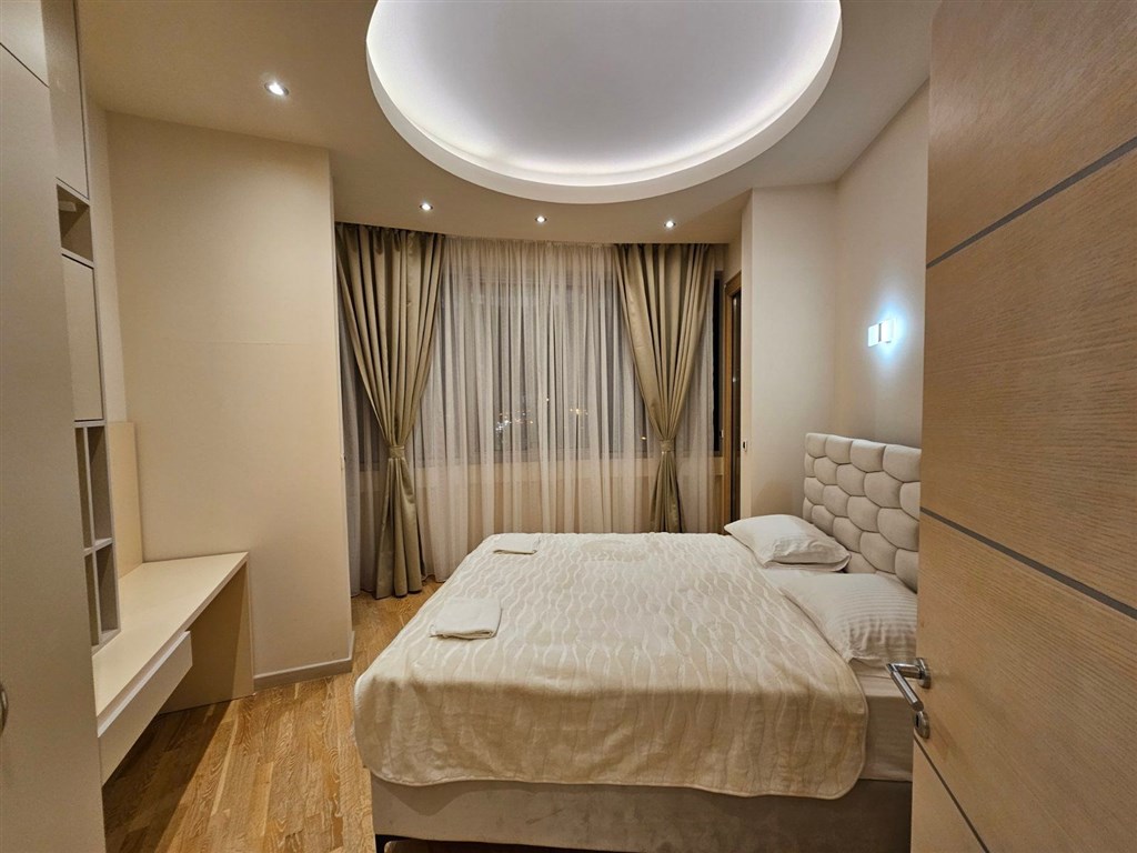 na-prodej-prostorny-dvouloznicovy-apartman-450-od-plaze-v-budve-cerna-hora