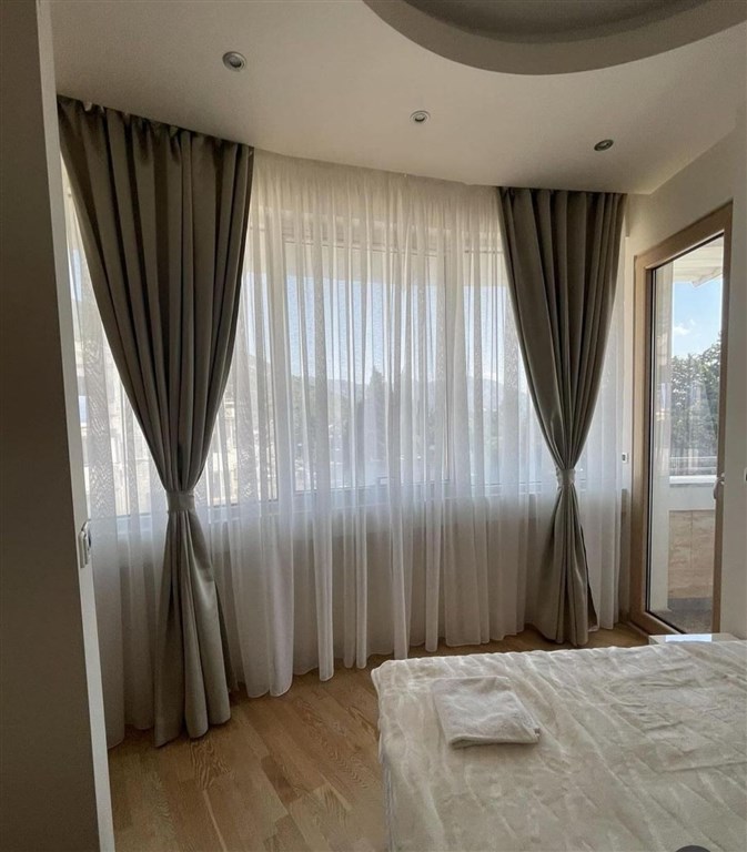 na-prodej-prostorny-dvouloznicovy-apartman-450-od-plaze-v-budve-cerna-hora