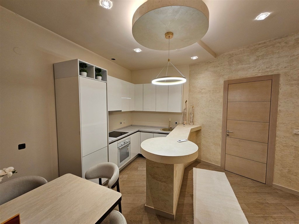 na-prodej-prostorny-dvouloznicovy-apartman-450-od-plaze-v-budve-cerna-hora