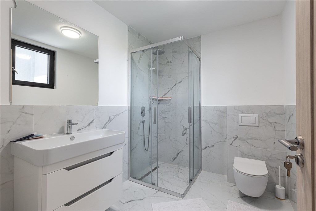 na-prodej-dvouloznicovy-apartman-pouze-100-metru-od-plaze-v-rafajlovici-cerna-hora