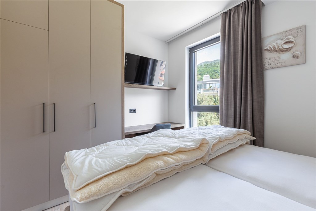 na-prodej-dvouloznicovy-apartman-pouze-100-metru-od-plaze-v-rafajlovici-cerna-hora