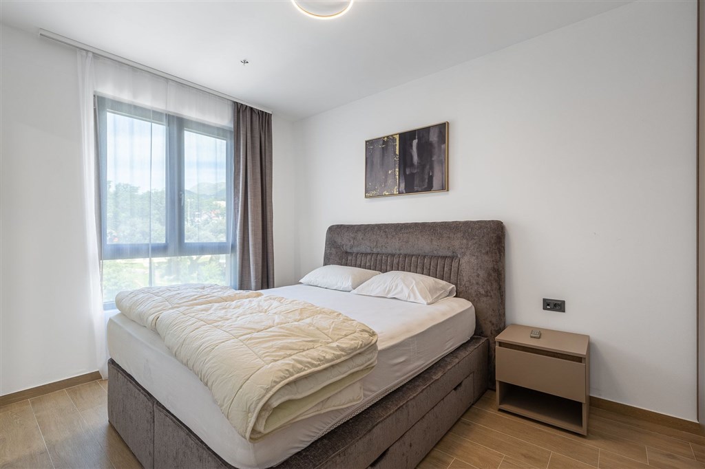 na-prodej-dvouloznicovy-apartman-pouze-100-metru-od-plaze-v-rafajlovici-cerna-hora