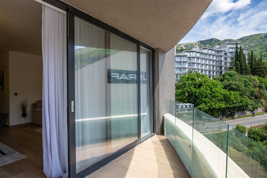 na-prodej-dvouloznicovy-apartman-pouze-100-metru-od-plaze-v-rafajlovici-cerna-hora