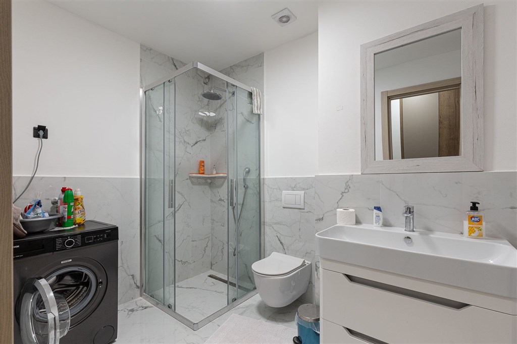 na-prodej-dvouloznicovy-apartman-pouze-100-metru-od-plaze-v-rafajlovici-cerna-hora