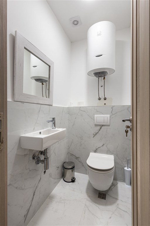 na-prodej-dvouloznicovy-apartman-pouze-100-metru-od-plaze-v-rafajlovici-cerna-hora