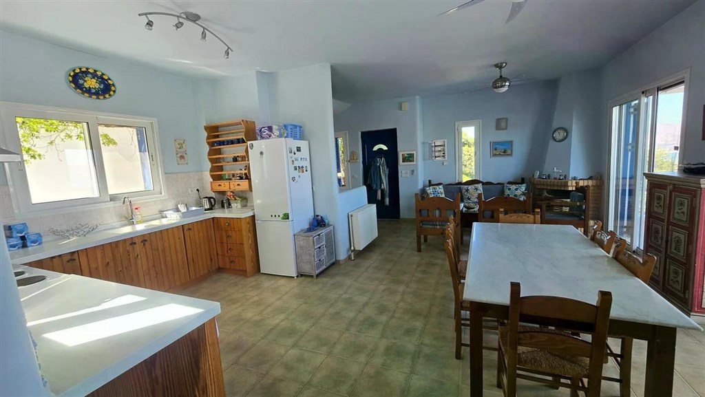na-prodej-vila-v-tradicnim-kretskem-stylu-s-vyhledem-na-more-a-hory-v-plaka-kreta-recko