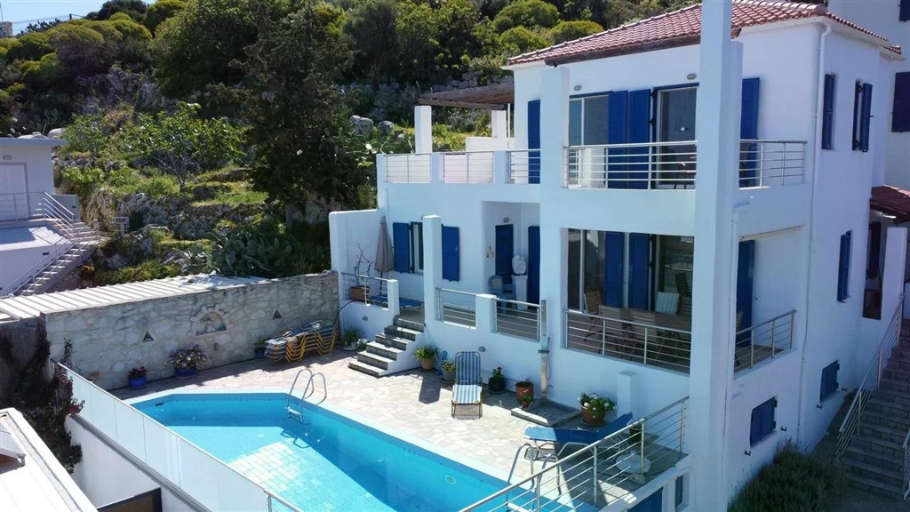na-prodej-vila-v-tradicnim-kretskem-stylu-s-vyhledem-na-more-a-hory-v-plaka-kreta-recko