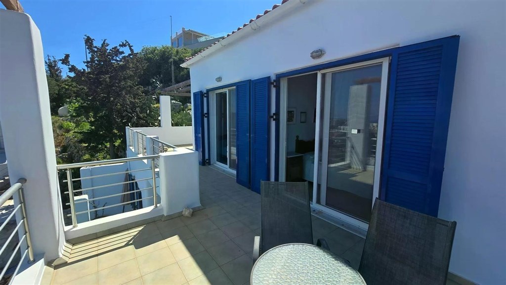 na-prodej-vila-v-tradicnim-kretskem-stylu-s-vyhledem-na-more-a-hory-v-plaka-kreta-recko