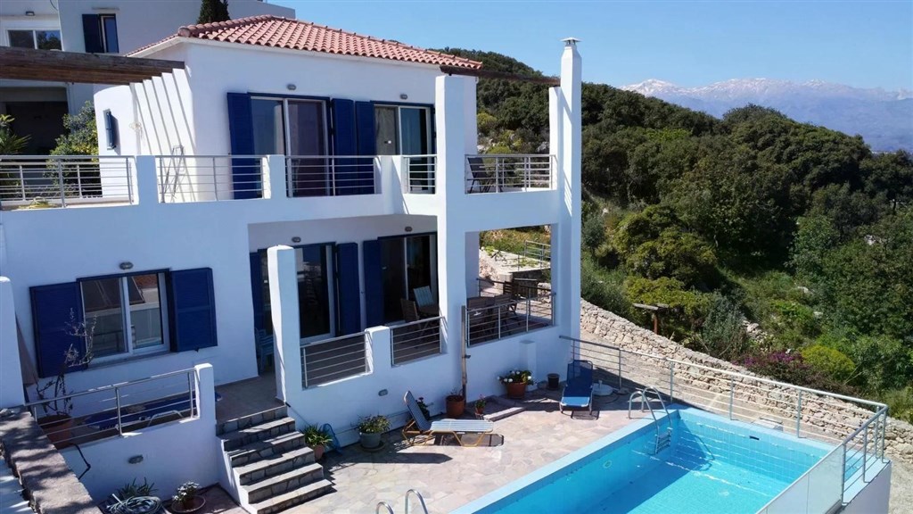 na-prodej-vila-v-tradicnim-kretskem-stylu-s-vyhledem-na-more-a-hory-v-plaka-kreta-recko
