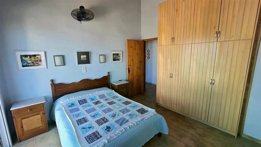 na-prodej-vila-v-tradicnim-kretskem-stylu-s-vyhledem-na-more-a-hory-v-plaka-kreta-recko