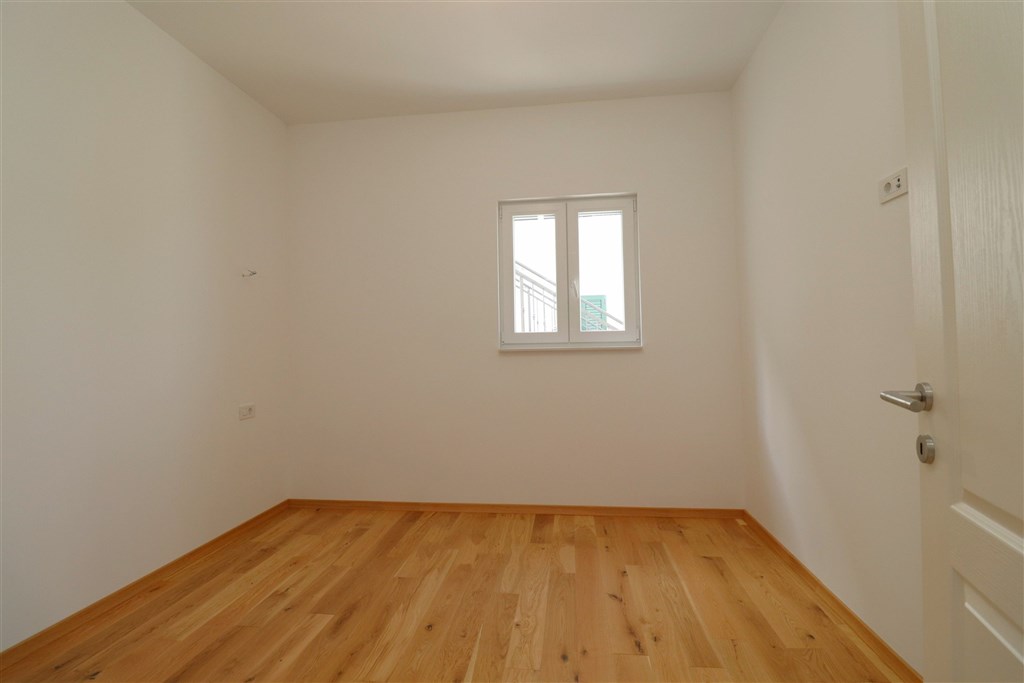 na-prodej-moderni-novy-apartman-se-tremi-loznicemi-a-velkou-terasou-v-prvni-rade-od-more-sparadici-sibenicka-oblast-chorvatsko